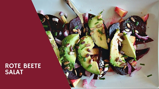 Gratis Rezeptkarte zum runterladen auf dem Blog! Rote Beete Apfel Salat mit vielen Vitaminen und Mineralstoffen. Sehr einfaches Salat Rezept, schnell, vegan und glutenfrei