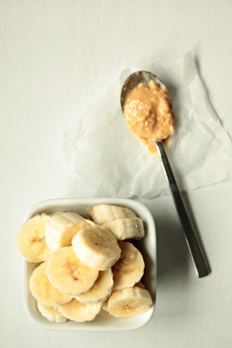 Bananas and peanut butter for a healthy maca smoothie