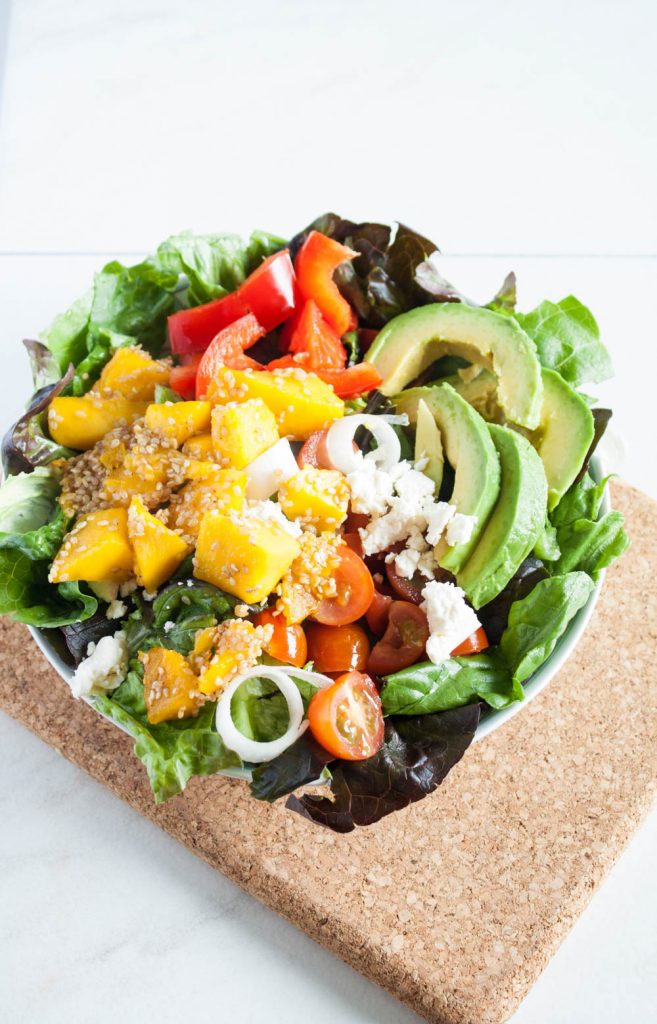 Avocado Mango Salat bringt den Sommer auf den Tisch! Dieser farbenfrohe und leckere Salat lässt keine Salatwünsche offen! 
