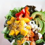 Avocado Mango Salat bringt den Sommer auf den Tisch! Dieser farbenfrohe und leckere Salat lässt keine Salatwünsche offen!