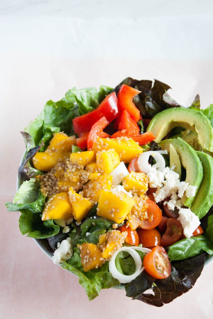 Avocado Mango Salat bringt den Sommer auf den Tisch! Dieser farbenfrohe und leckere Salat lässt keine Salatwünsche offen!