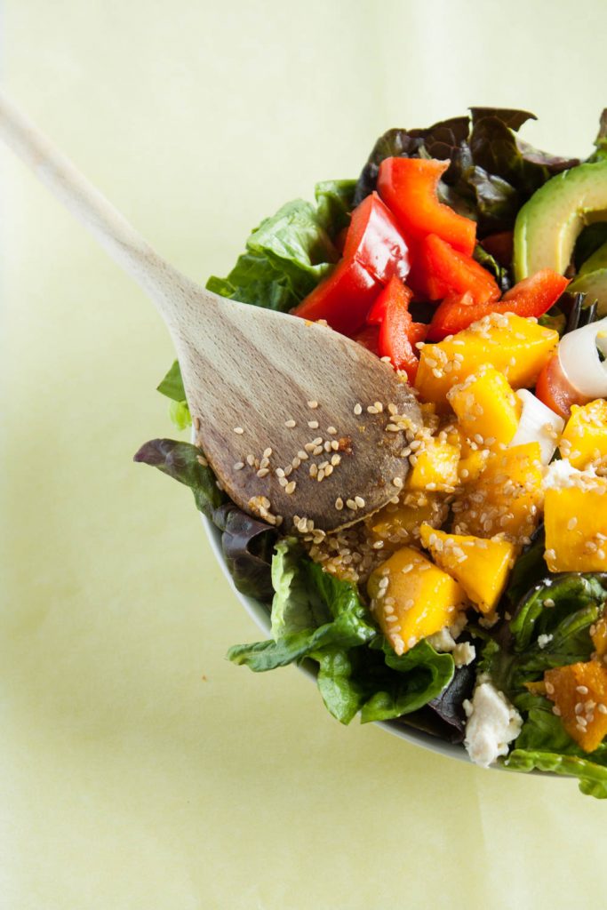 Avocado Mango Salat bringt den Sommer auf den Tisch! Dieser farbenfrohe und leckere Salat lässt keine Salatwünsche offen! 