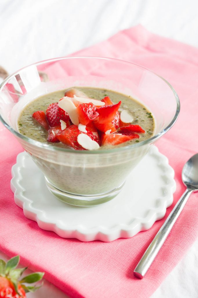 Veganer Matcha Chia Pudding ist ein leckeres und gesundes Frühstück, dass einen lange sättigt und mit vielen Proteinen versorgt!