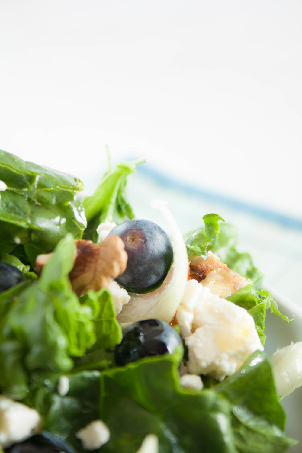 Leckerer Spinat Salat mit Walnüsen und Heidelbeeren. Dieser fruchtige Salat ist schnell gemacht und ist eine willkommene Salat Rezept Abwechslung!