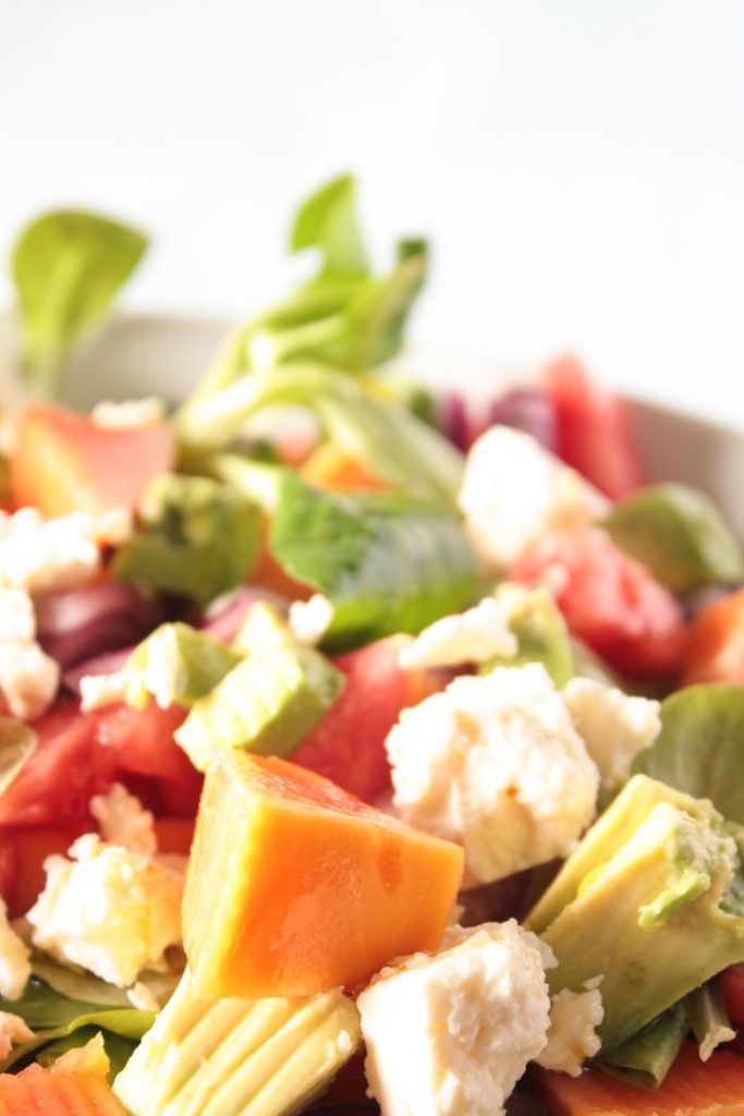 Fruchtig herzhafter einfacher Papaya Salat! Lecker, gesund und schnell gemacht! Rezeptkarte zum Herunterladen auf dem Blog!