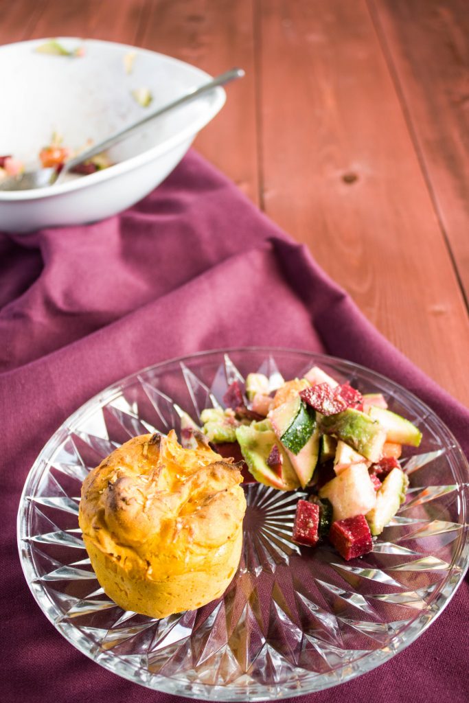 Salzige Kürbis Muffins mit Rosmarin und Parmesan. Eine leckere und farbenfrohe Beilage zum Salat oder zur Suppe!