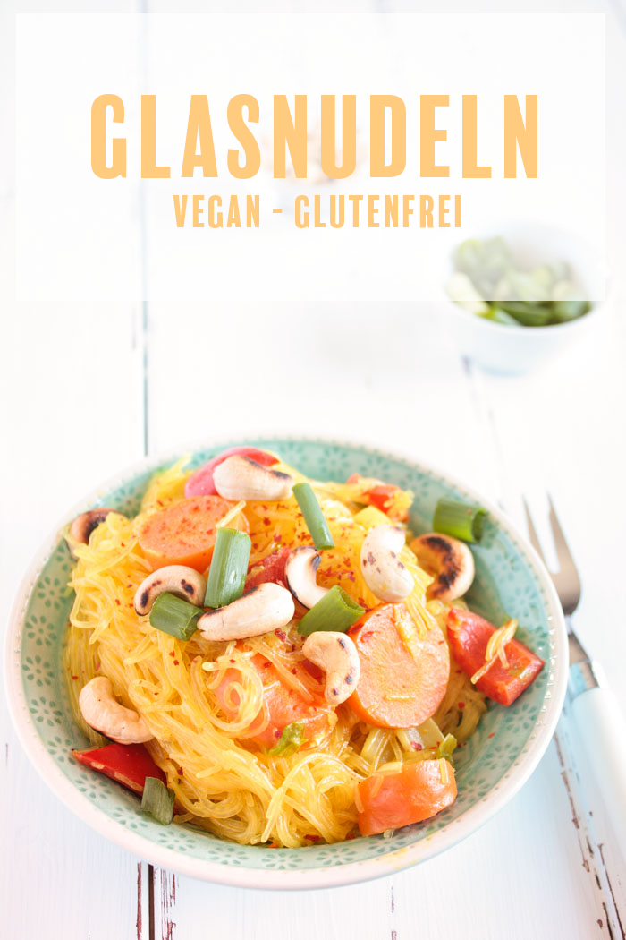 Glutenfreie, vegane Glasnudeln mit Gemüse. Ein leckeres und schnell gemachtes Gericht. Eine Rezeptkarte gibt es auf dem Blog zum download!