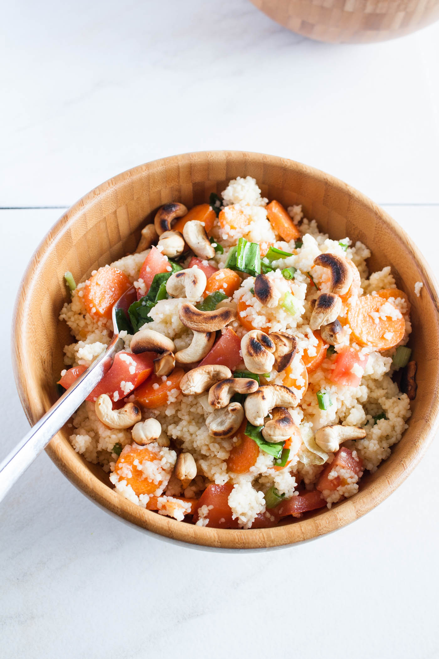 Veganer Couscous Salat ist schnell gemacht und das perfekte Grill-Salat-Rezept!