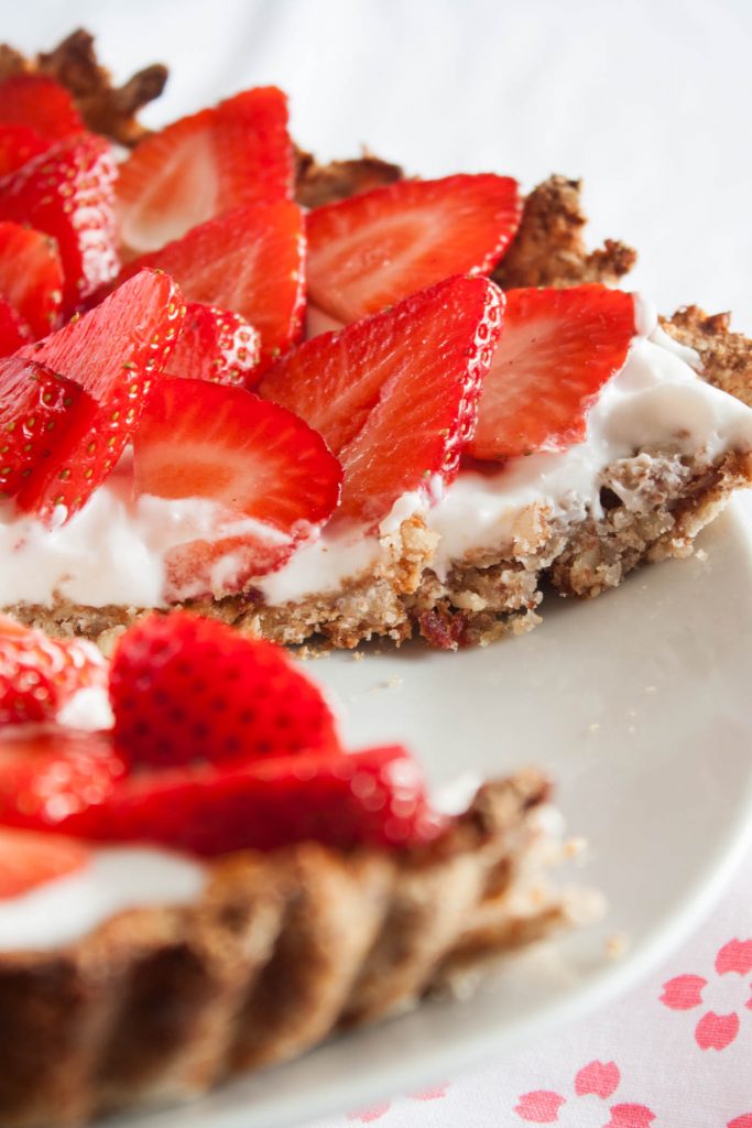 Glutenfreie Erdbeertarte mit nur 6 Zutaten! Vegan, zuckerfrei und lecker!