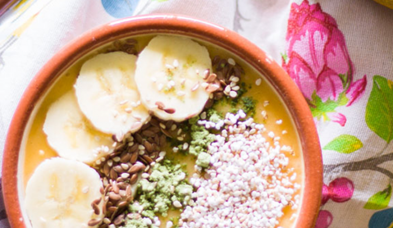 Leckere vegane Mango Smoothie Bowl für ein gesundes und sättigendes Frühstück!png
