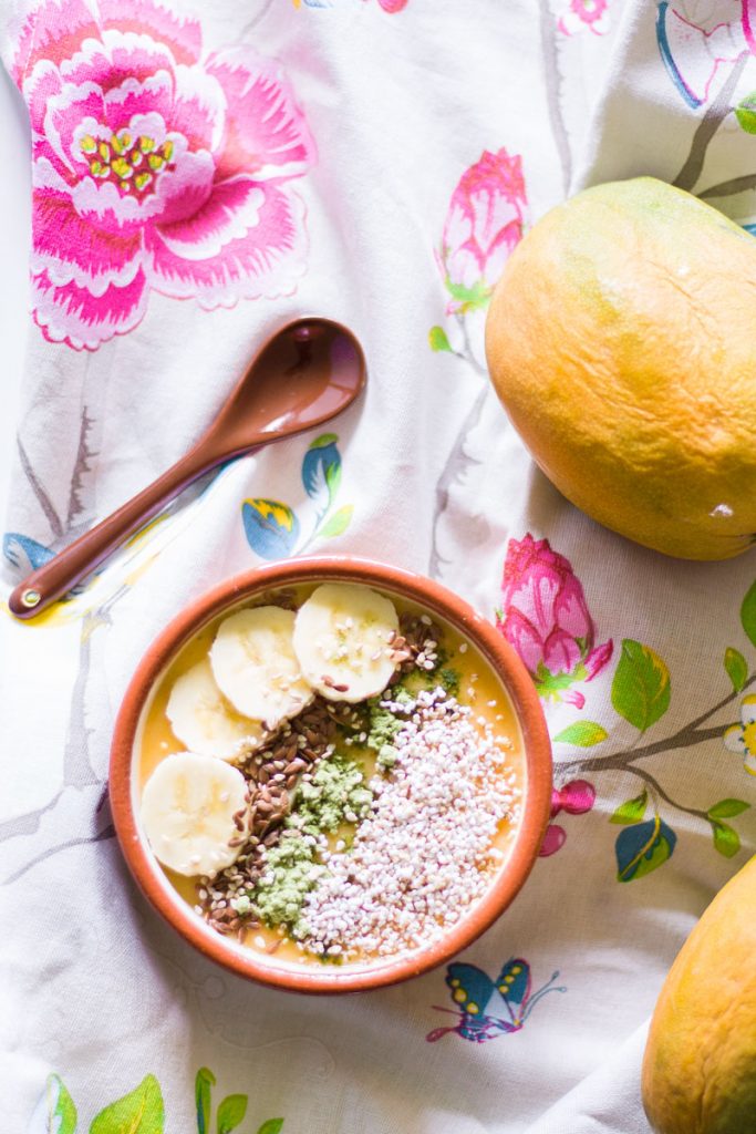Vegane Mango Smoothie Bowl - ein gesundes und sättigendes Frühstück! Vegan, glutenfrei und laktosefrei!