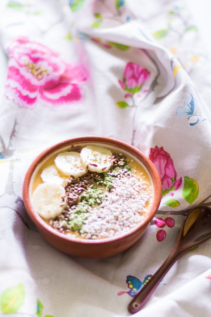 Vegane Mango Smoothie Bowl - ein gesundes und sättigendes Frühstück! Vegan, glutenfrei und laktosefrei!