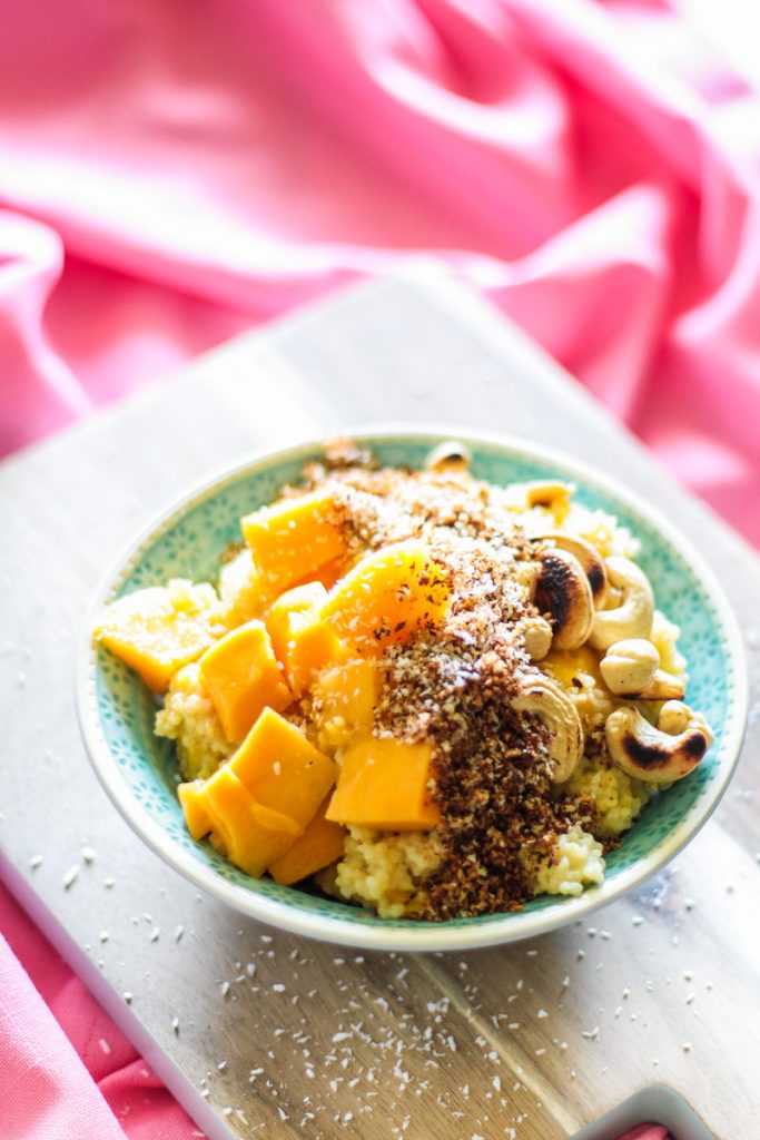 Sommerliches Früchstück : Glutenfreier Hirsebrei mit Mango ist ein gesundes, veganes und zuckerfreies Frühstück das lange sättigt und viel liefert.