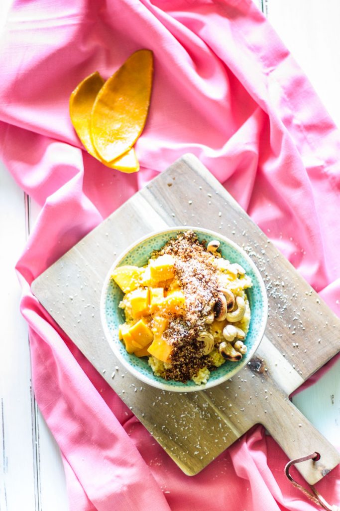 Glutenfreier Hirsebrei mit Mango ist ein gesundes, veganes und zuckerfreies Frühstück das lange sättigt und viel liefert.
