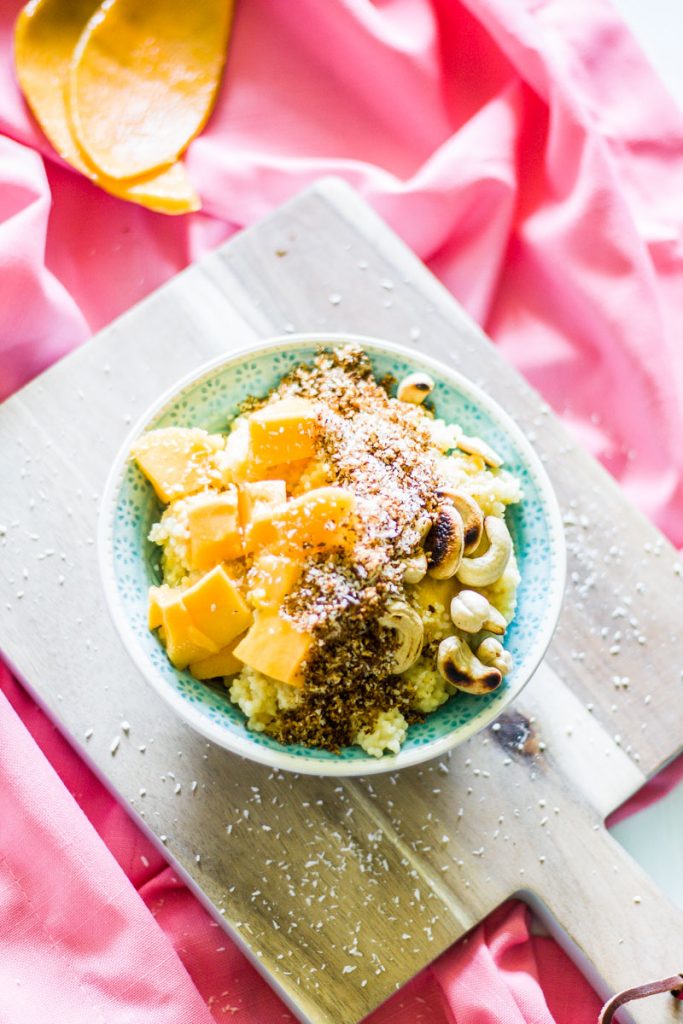 Sommerliches Früchstück : Glutenfreier Hirsebrei mit Mango ist ein gesundes, veganes und zuckerfreies Frühstück das lange sättigt und viel liefert.