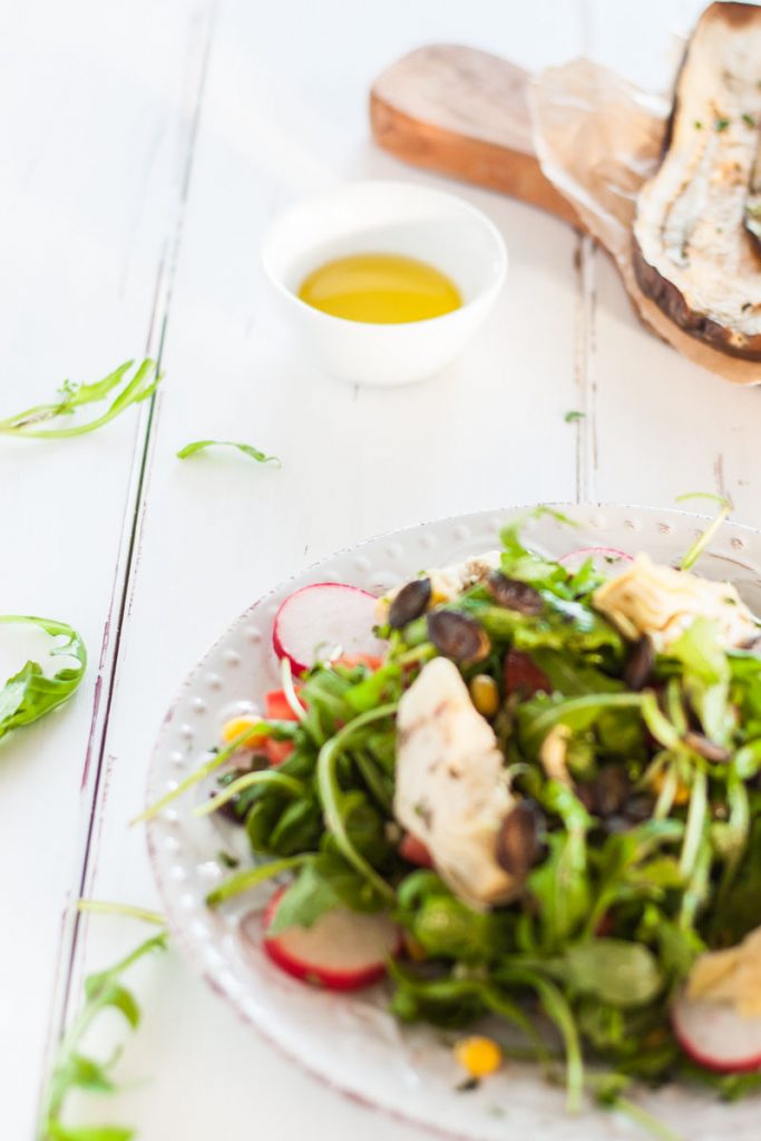 Mediterraner Rucola Basilikum Salat mit gerösteten Auberginen. Super leckerer mediterraner Salat. Perfektes Abendessen für heiße Sommertage. Passt super zum Grillfest