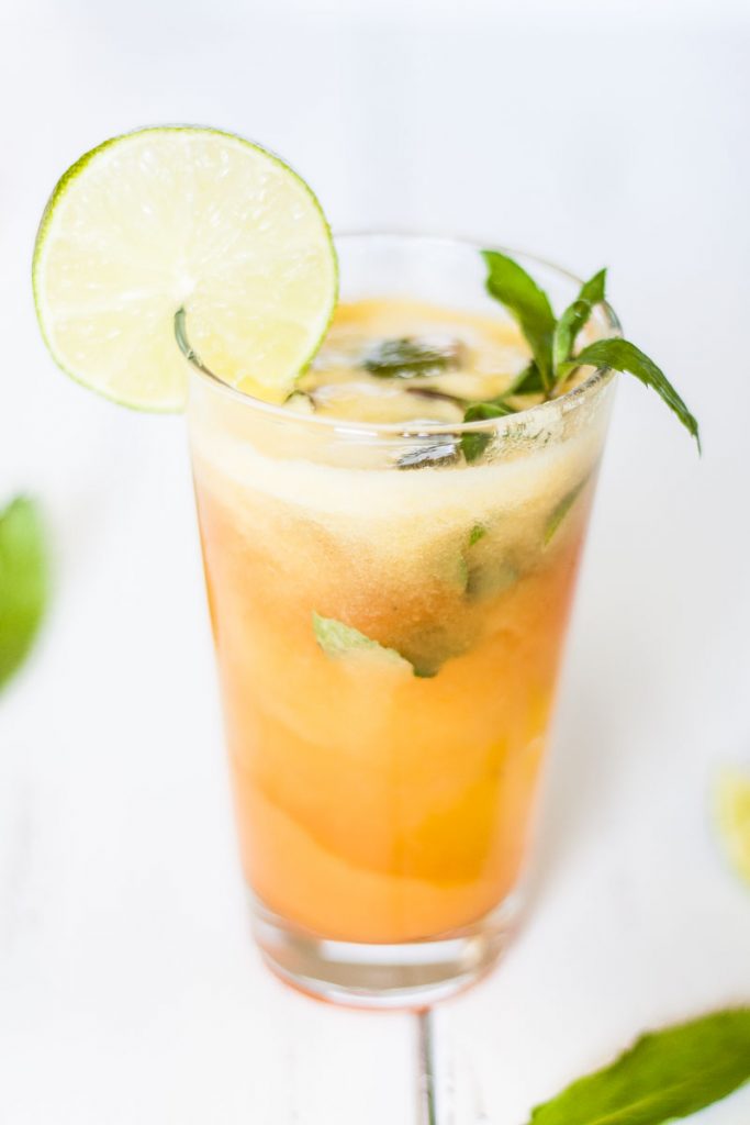 Zuckerfreier Sommer Drink mit Papaya und Ananas. Eine kühle und leckere Erfrischung im Sommer!