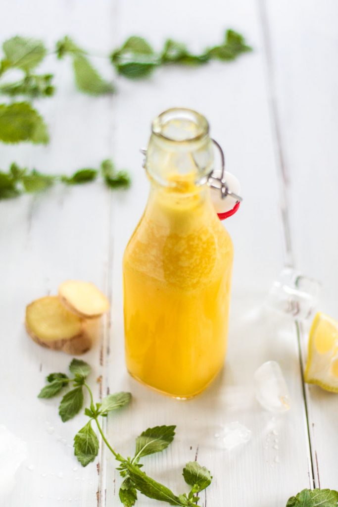 Zuckerfreie Ingwer Zitronen Ananas Limonade kannst du ganz einfach selber machen. Das Limonaden Rezept ist eine gesunde Erfrischung im Sommer und eine cleane Alternative zu fertigen Limonaden.