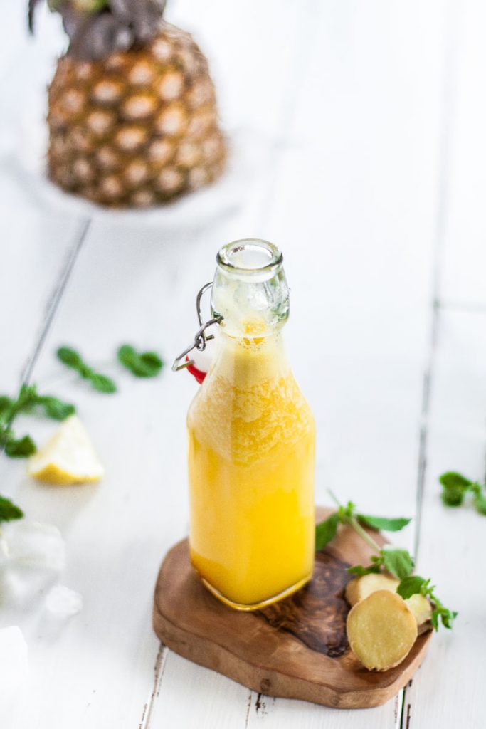 Zuckerfreie Ingwer Zitronen Ananas Limonade kannst du ganz einfach selber machen. Das Limonaden Rezept ist eine gesunde Erfrischung im Sommer und eine cleane Alternative zu fertigen Limonaden.