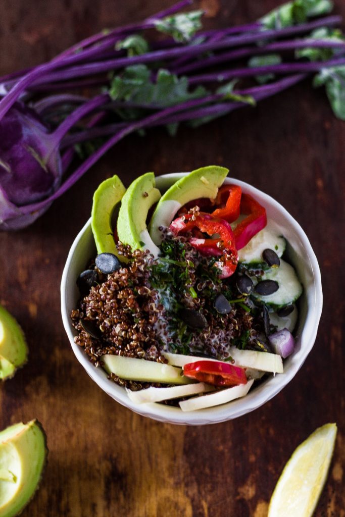 Gesunder Quinoa Detox Salat mit cremigem Dressing und wenigen Zutaten ist das perfekte Essen, wenn man mal wieder zu viel ungesundes gefuttert hat. Mit jedem Bissen fühlst du dich wieder besser! Zudem ein gesundes Essen für's Büro oder ein schnelles Essen nach einem langen Arbeitstag!