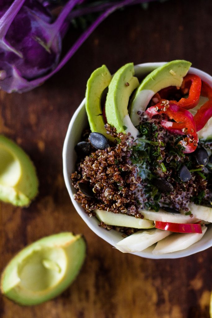 Gesunder Quinoa Detox Salat mit cremigem Dressing und wenigen Zutaten ist das perfekte Essen, wenn man mal wieder zu viel ungesundes gefuttert hat. Mit jedem Bissen fühlst du dich wieder besser! Zudem ein gesundes Essen für's Büro oder ein schnelles Essen nach einem langen Arbeitstag!
