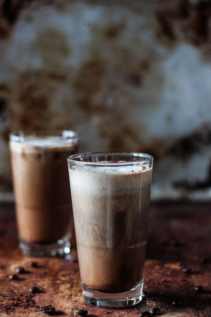 Veganer Kokos Eiskaffee für einen leckeren Coffeinkick am Nachmittag! Schnell gemachter Eiskaffee mit wenigen Zutaten mit feiner Kokos Note.