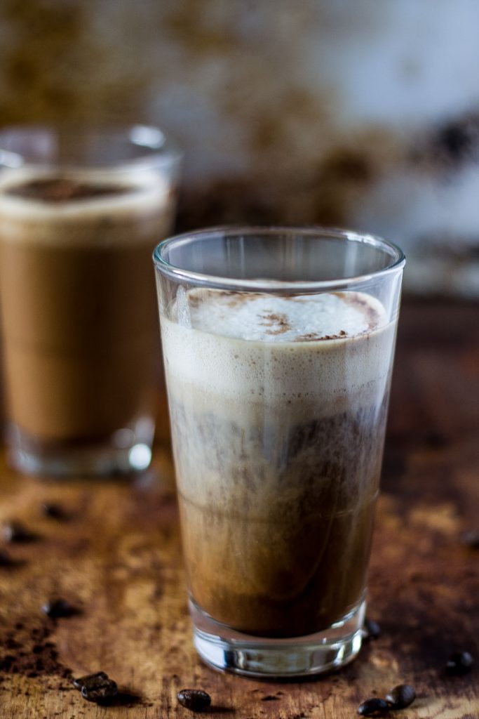Veganer Kokos Eiskaffee für einen leckeren Coffeinkick am Nachmittag! Schnell gemachter Eiskaffee mit wenigen Zutaten mit feiner Kokos Note.
