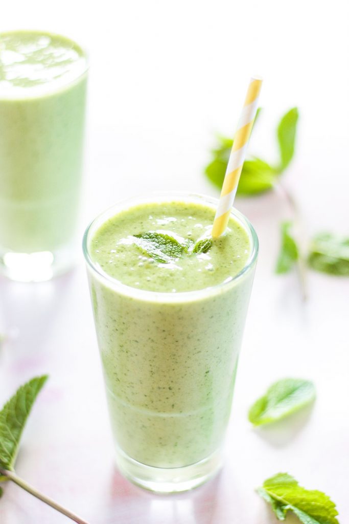 Ein leckerer und veganer grüner Mango Smoothie mit Minze ist die gesunde Erfrischung für Zwischendurch!