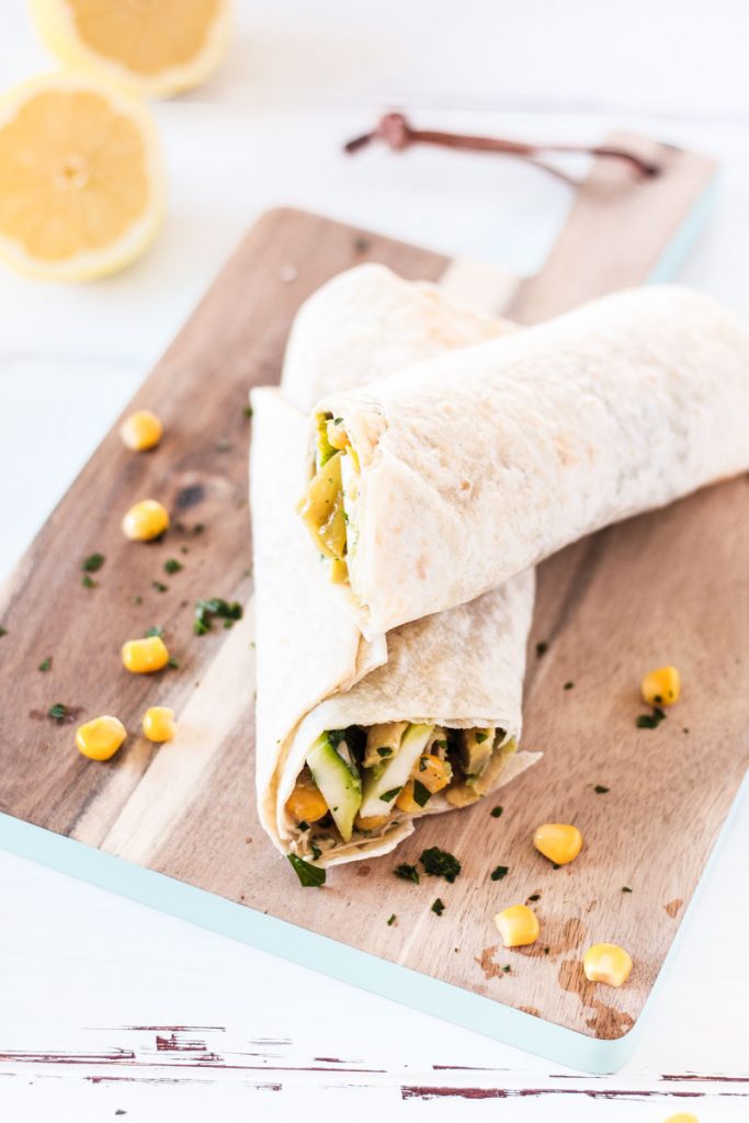 Vegane Avocado Wraps mit Gemüsefüllung sind schnell zubereitet und eignen sich prima zum Mitnehmen als gesunden Snack für den Hunger zwischendurch oder für's Büro!