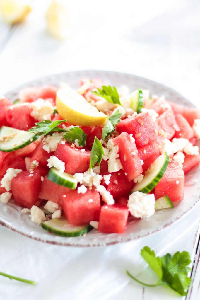 Erfrischender vegetarischer Melonen Feta Salat mit Gurke und Sesam sorgt für ein leichtes und gesundes Essen bei hohen Temperaturen!