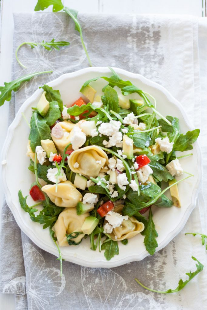 Vegetarischer Tortellini Rucola Salat mit Senf Dressing ist das ideale Picknick-Essen. Schnell zubereitet und einfach lecker! Gesundes Abendessen.