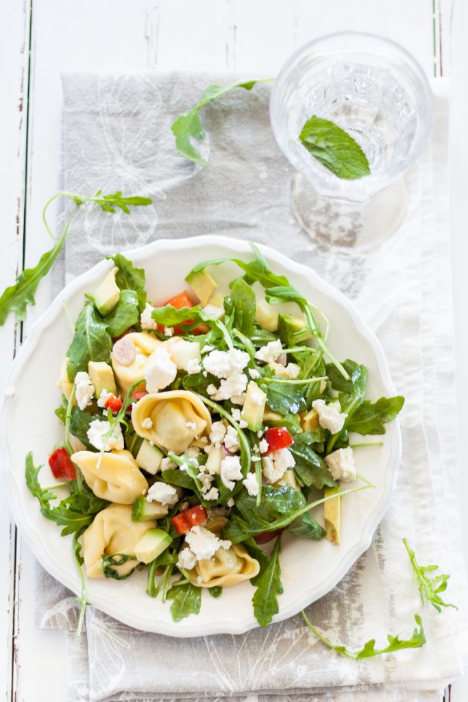 Vegetarischer Tortellini Rucola Salat mit Senf Dressing ist das ideale Picknick-Essen. Schnell zubereitet und einfach lecker!