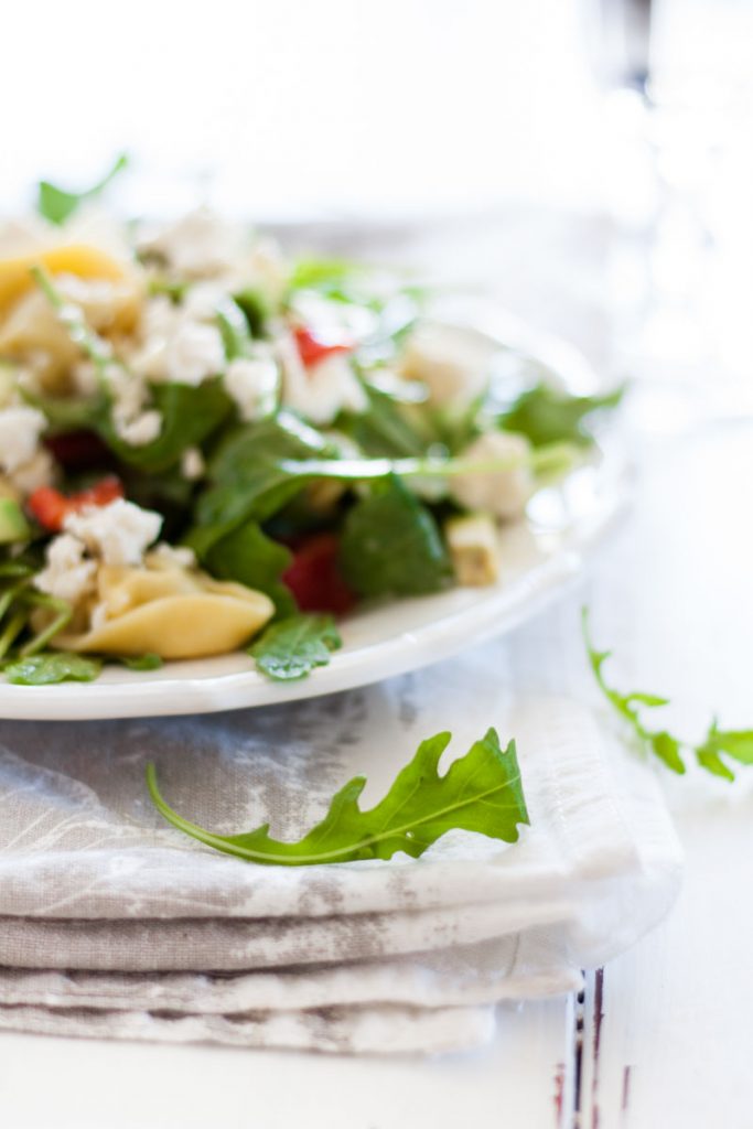 Vegetarischer Tortellini Rucola Salat mit Senf Dressing ist das ideale Picknick-Essen. Schnell zubereitet und einfach lecker!
