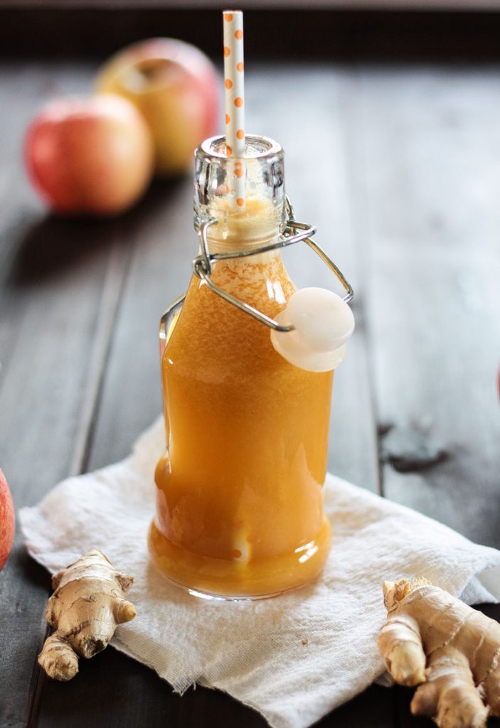 Frischer Apfelsaft mit Ingwer, Fenchel und Orange versorgt dich mit super vielen Nährstoffen und bringt dich gesund und fit durch den Herbst und Winter!