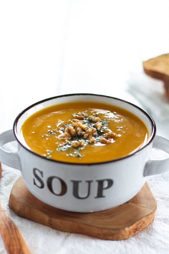 Super einfache vegane Suppe aus Butternusskürbis und Pastinaken - in nur 30 Minuten fertig #Suppe #Kürbissuppe #Kürbis #Butternusskürbis #Pastinakensuppe