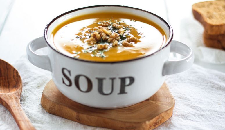 Vegane Butternusskürbis Suppe mit Pastinaken