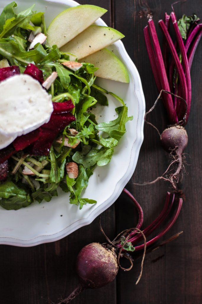 Herbstlicher rote Beete Salat mit herzhaftem Ziegenkäse und fruchtigen Apfelscheiben macht satt und versorgt dich mit vielen Vitaminen! Gesund essen kann so lecker und einfach sein!