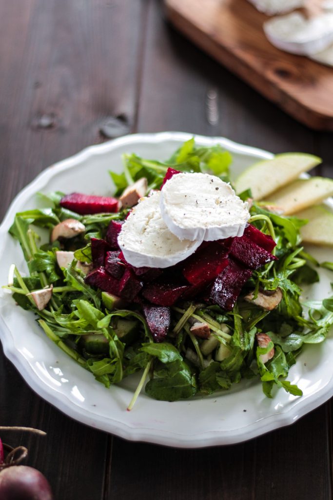 Herbstlicher rote Beete Salat mit herzhaftem Ziegenkäse und fruchtigen Apfelscheiben macht satt und versorgt dich mit vielen Vitaminen! Gesund essen kann so lecker und einfach sein! #Salat #vegetarisch #roteBeete