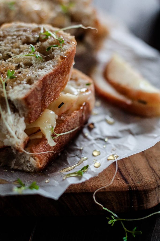 Ein knuspriges Panini mit Käse, Apfel und Rosmarin ist ein idealer Snack für Zwischendurch und auch ein schnelles Abendessen. #Panini #Sandwich #Apfel #Apfelrezept #Käsesandwich #vegetarisch #Comfortfood