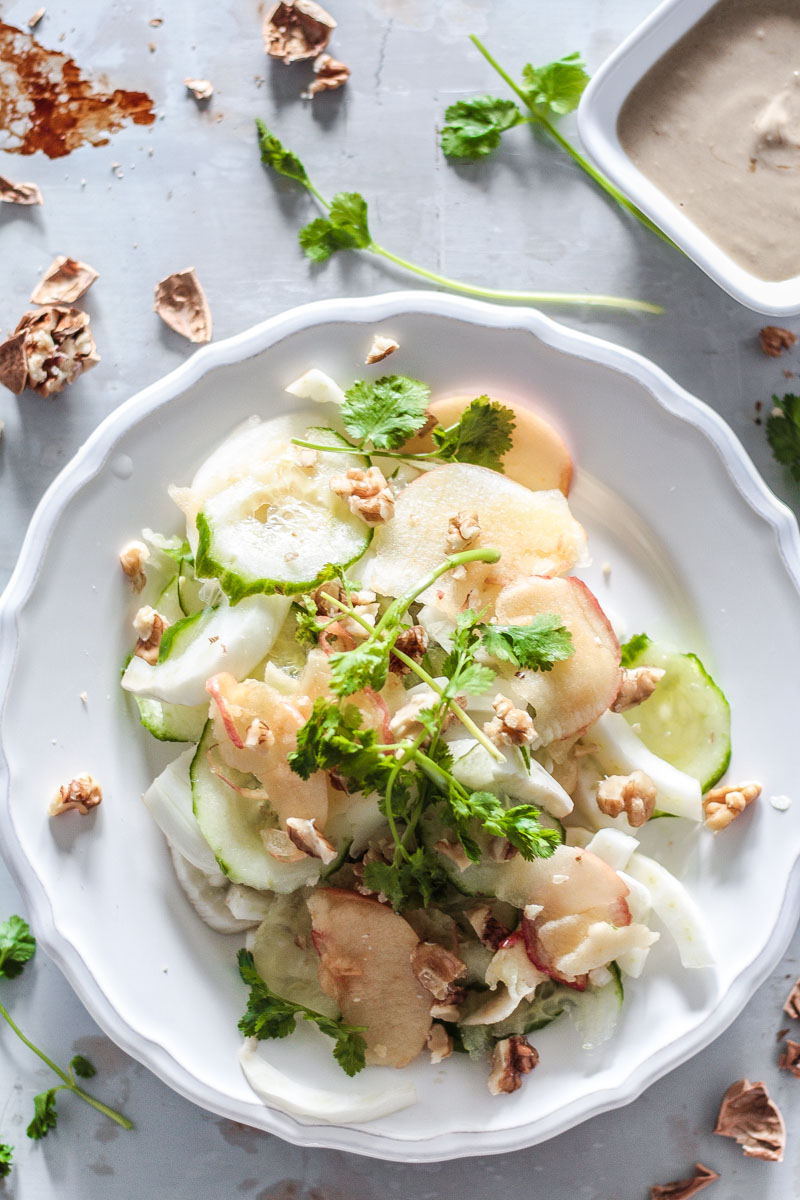Schnell gemachter Fenchel Salat mit fruchtigen Apfelspalten und einem cremigen Ingwer Dressing ist nicht nur super lecker, sondern versorgt dich auch noch mit vielen Vitalstoffen!