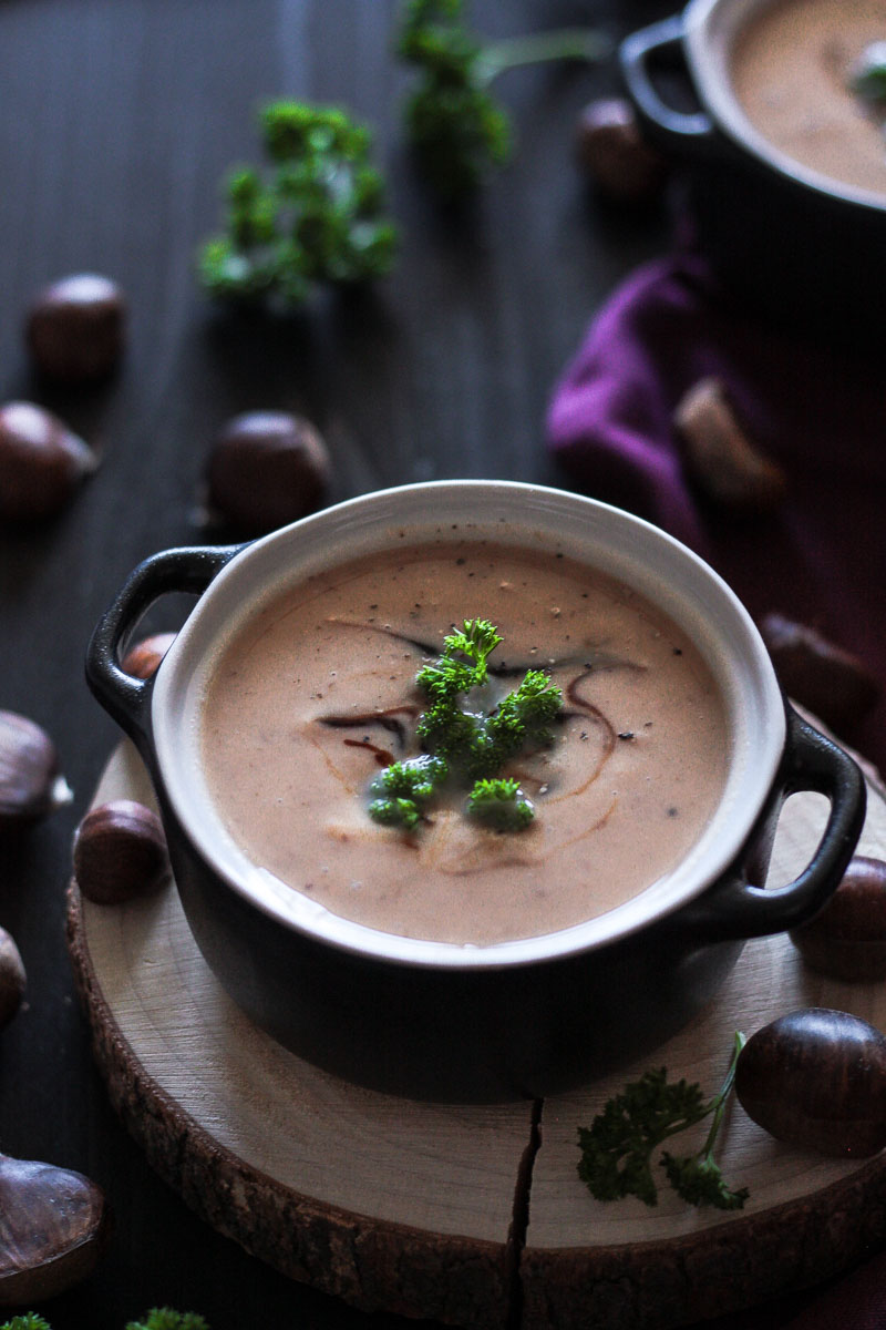 Einfache vegane Maronensuppe mit Süßkartoffel - ein leckeres Soulfood Gericht für kühle Herbstabende! Eine gesunde Suppe für einen gemütlichen Abend zu Zweit oder was feines für Gäste! #Maronensuppe #Maronen #Kastaniensuppe #Suppe #Soulfood #vegan
