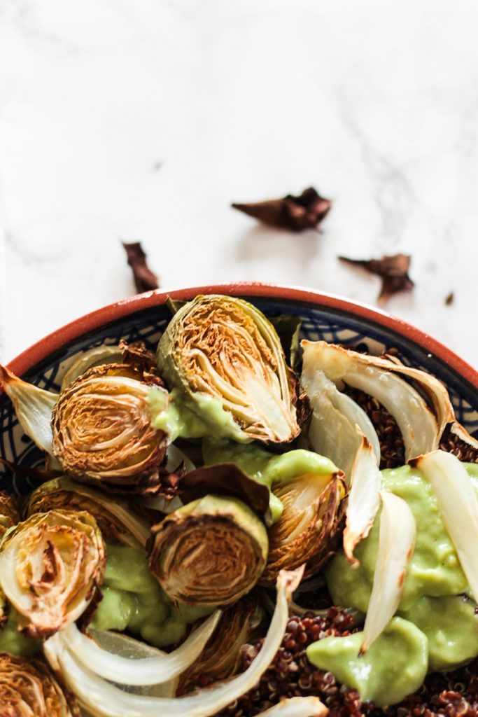 Warmer Rosenkohlsalat mit Quinoa