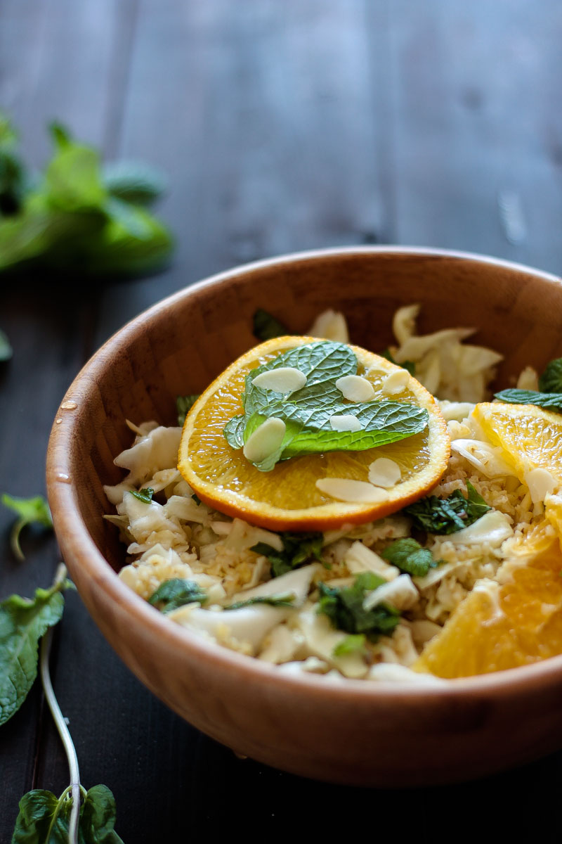 Ein schneller veganer Bulgur Minze Salat mit fruchtigem Orangendressing ist perfekt für stressige Tage! Einfach, wenige Zutaten und gesund! #Salat #vegan #Bulgur #Bulgurminze #schnelleküche