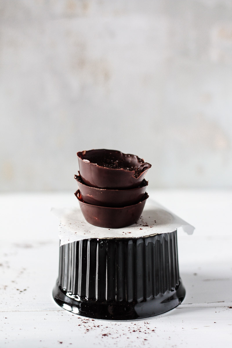 Selbstgemachte Schokoladen-Erdnussbutter-Cups mit nur 4 Zutaten! Das perfekte Dessert für alle Erdnussbutter-Liebhaber/innen! #Peanutbuttercups #Schokolade #Chocolate