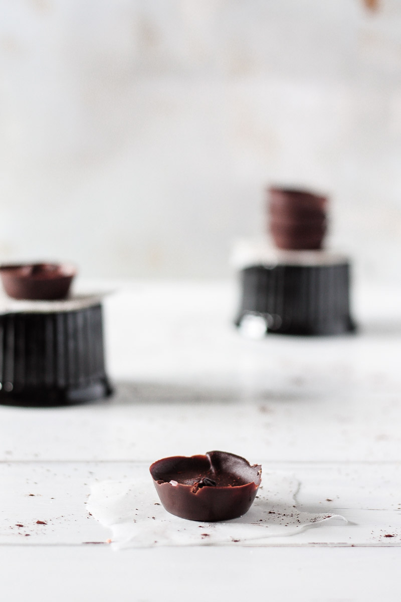 Selbstgemachte Schokoladen-Erdnussbutter-Cups mit nur 4 Zutaten! Das perfekte Dessert für alle Erdnussbutter-Liebhaber/innen! #Peanutbuttercups #Schokolade #Chocolate