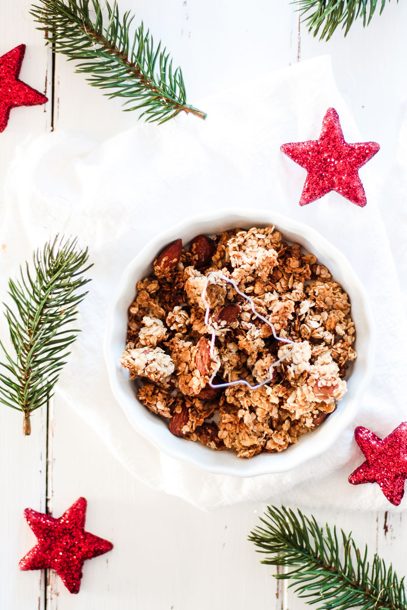 Frühstückszeit! Dieses glutenfreies Lebkuchen Granola duftet weihnachtlich und versüßt dir den Morgen!