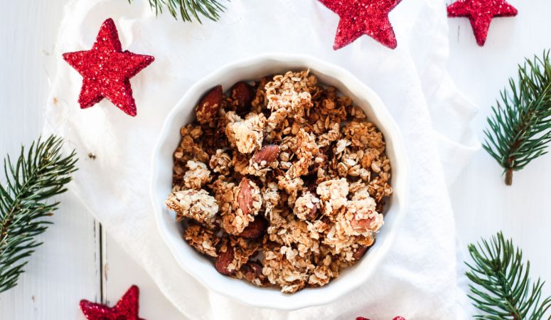 Frühstückszeit! Dieses glutenfreies Lebkuchen Granola duftet weihnachtlich und versüßt dir den Morgen!