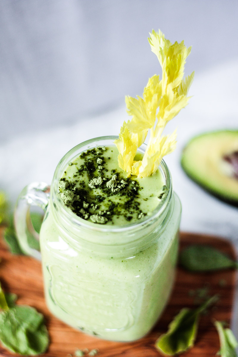 Veganer grüner Smoothie mit Sellerie