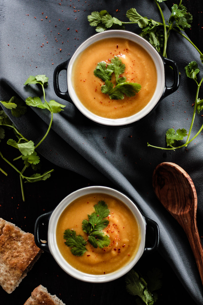 Vegetarisches Suppen Rezept: vegane Blumenkohlsuppe ohne Sahne mit würziger Thai Note! Eine schnelle Suppe die du auch unter der Woche zubereiten kannst! #Suppe #Suppenrezept #Blumenkohl
