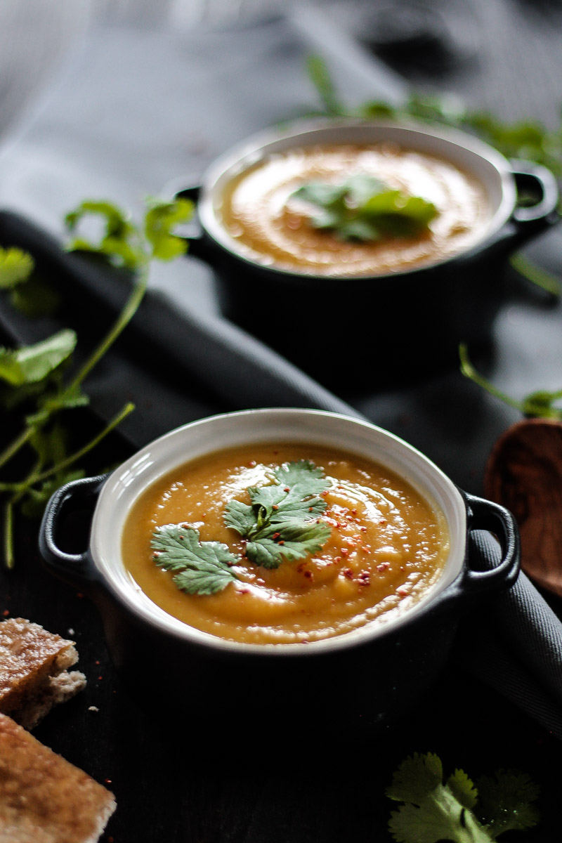 Vegetarisches Suppen Rezept: vegane Blumenkohlsuppe ohne Sahne mit würziger Thai Note! Eine schnelle Suppe die du auch unter der Woche zubereiten kannst! #Suppe #Suppenrezept #Blumenkohl